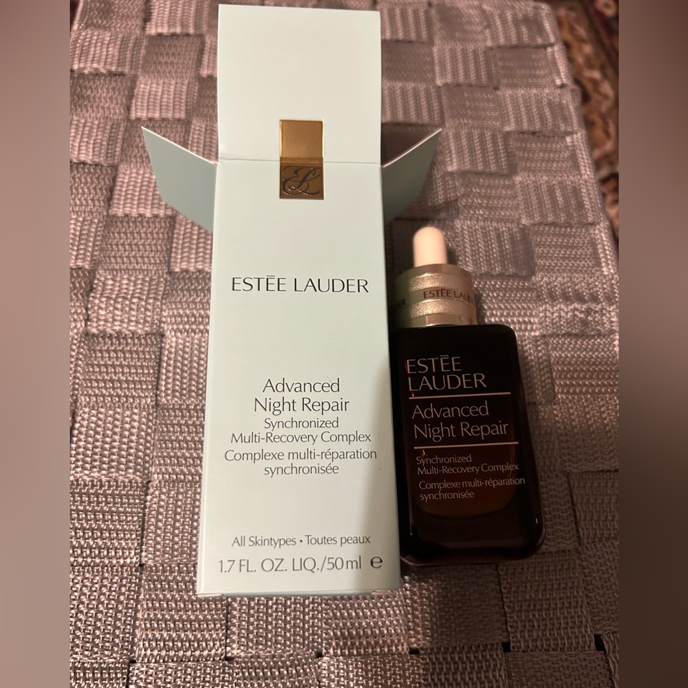 Estée Lauder Advanced Night Repair Serum
Synchronized Multi-Recovery Complex 1.7